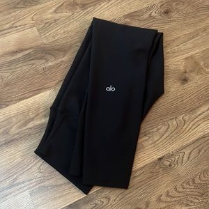 Black Alo Airlift 7/8 Leggings in Size small